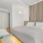 Отель Central Fira Suites