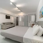 Central Fira Suites Тира