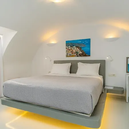Central Fira Suites מלון