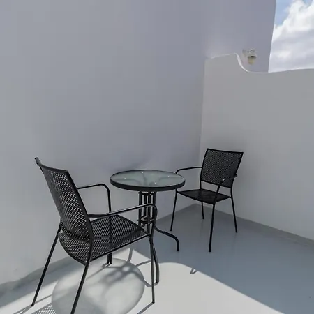 Central Fira Suites מלון