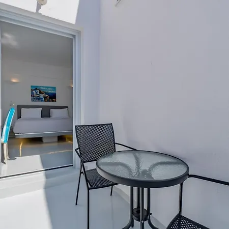 Central Fira Suites מלון