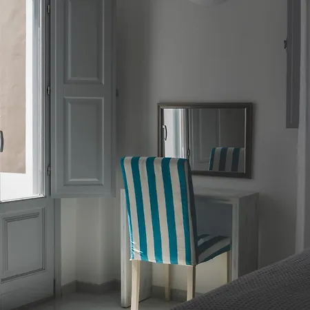 Central Fira Suites מלון