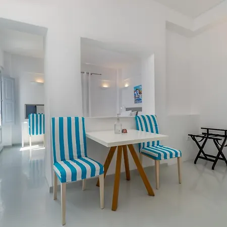 מלון Central Fira Suites 3*