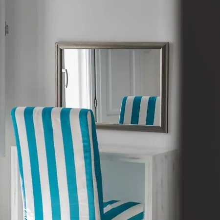 מלון Central Fira Suites 3*