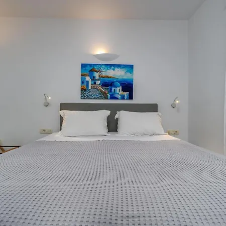Central Fira Suites מלון 3*