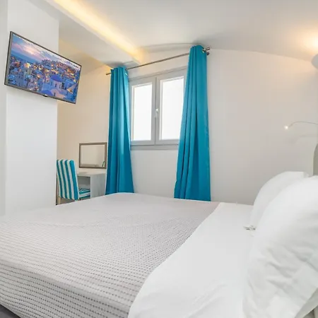 Central Fira Suites מלון 3*