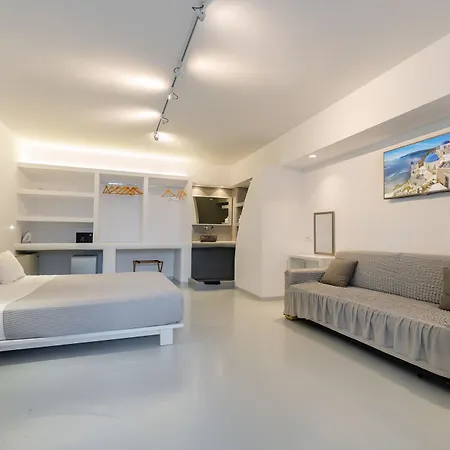 Central Fira Suites מלון