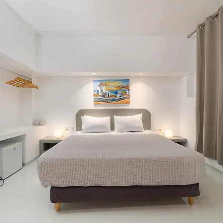 מלון Central Fira Suites 3*
