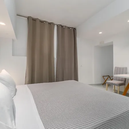 מלון Central Fira Suites