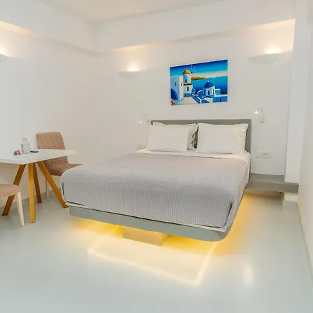מלון Central Fira Suites 3*
