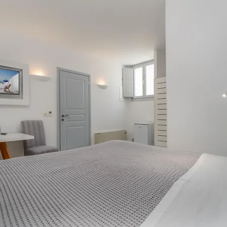 Central Fira Suites
