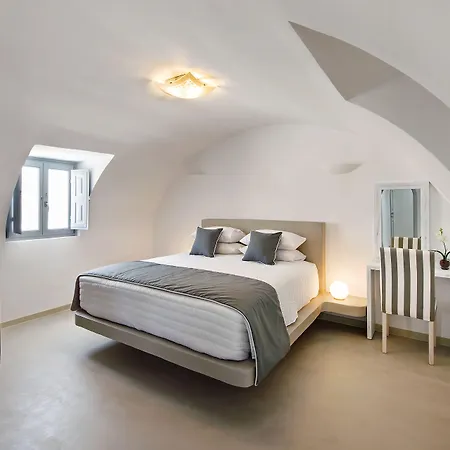 Central Fira Suites מלון