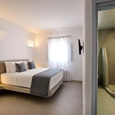 Central Fira Suites מלון