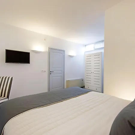 Central Fira Suites 3*