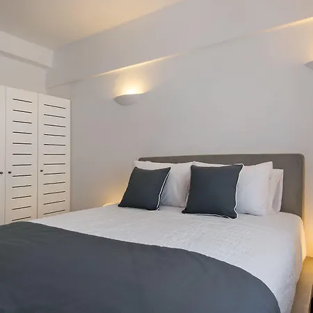 Central Fira Suites 3*