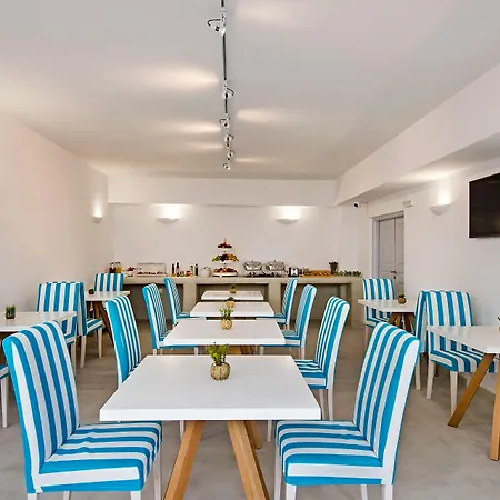 Central Fira Suites מלון
