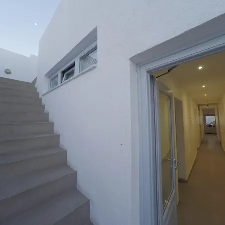 Central Fira Suites 3*