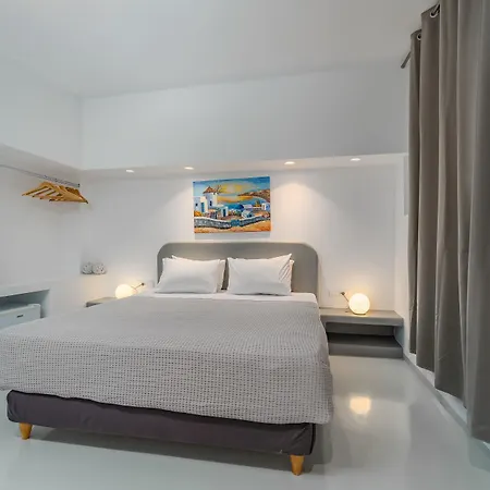 Central Fira Suites מלון