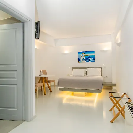 מלון Central Fira Suites 3*