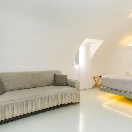 Central Fira Suites מלון