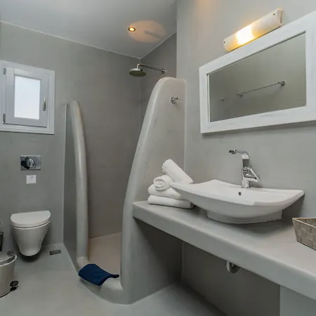 Central Fira Suites Hotel 3*