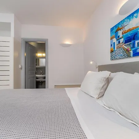 Central Fira Suites Hotell 3*