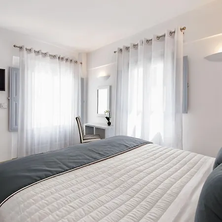 Central Fira Hotel Hotel