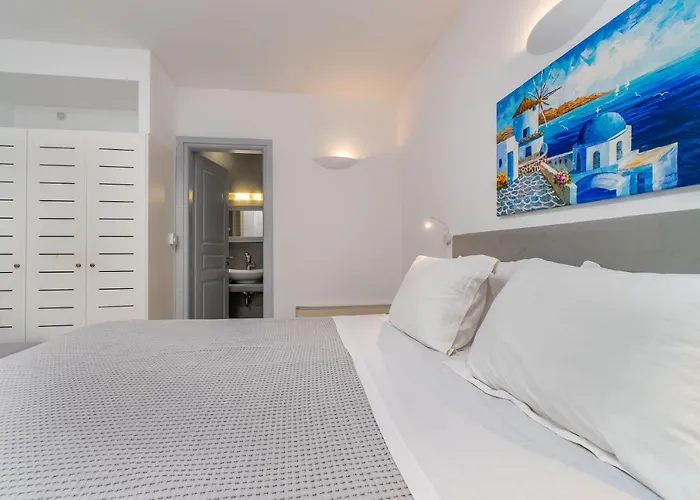 Central Fira Suites Hotel 3*