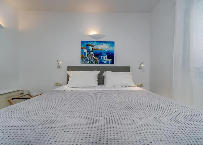 Central Fira Suites Hotel 3*