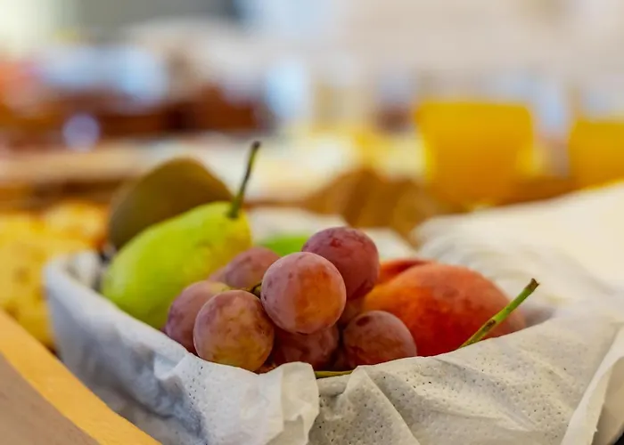 Central Fira Suites Hotell 3*