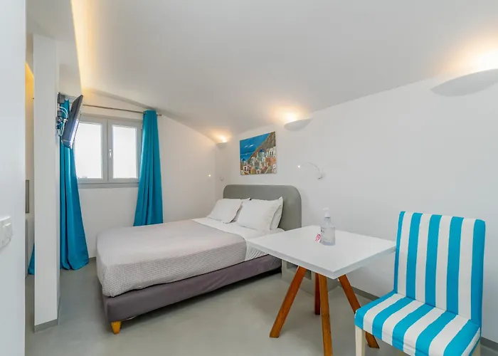 Central Fira Suites Hotel Firá