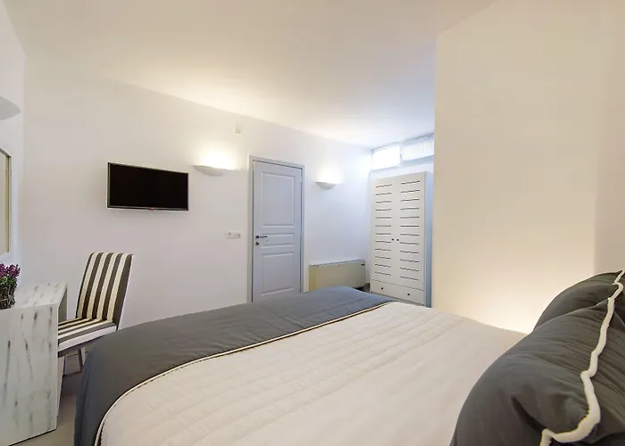 Central Fira Suites 3*